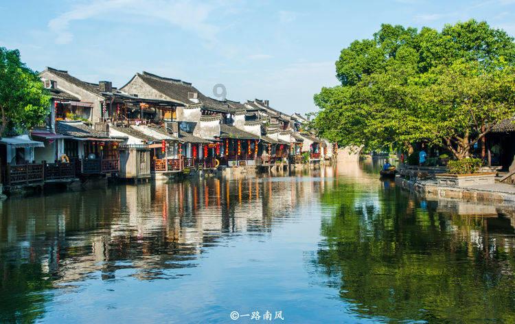 为了除静电，我把门口的墙都摸黑了……